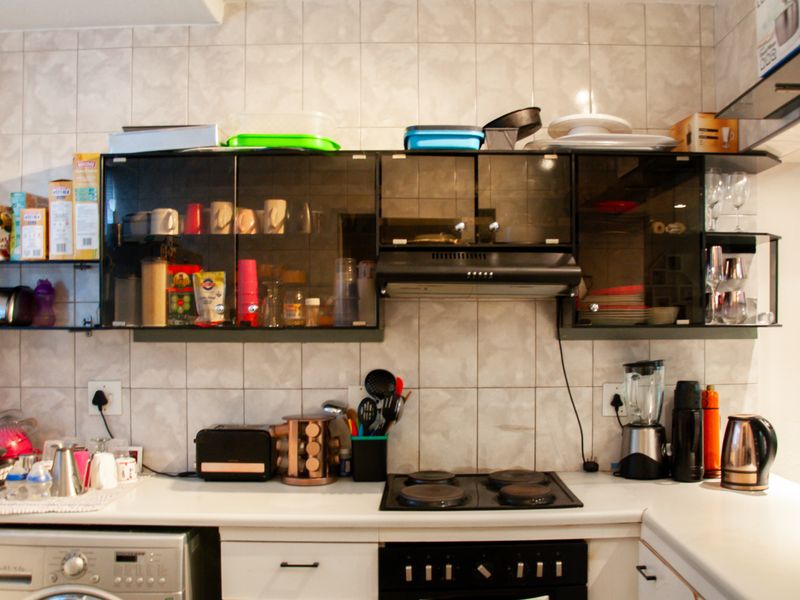 Attractive Ground Floor Apartment in Sunset Valley Complex. - Photo 2