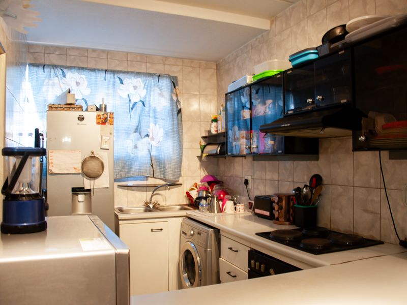 Attractive Ground Floor Apartment in Sunset Valley Complex. - Photo 5