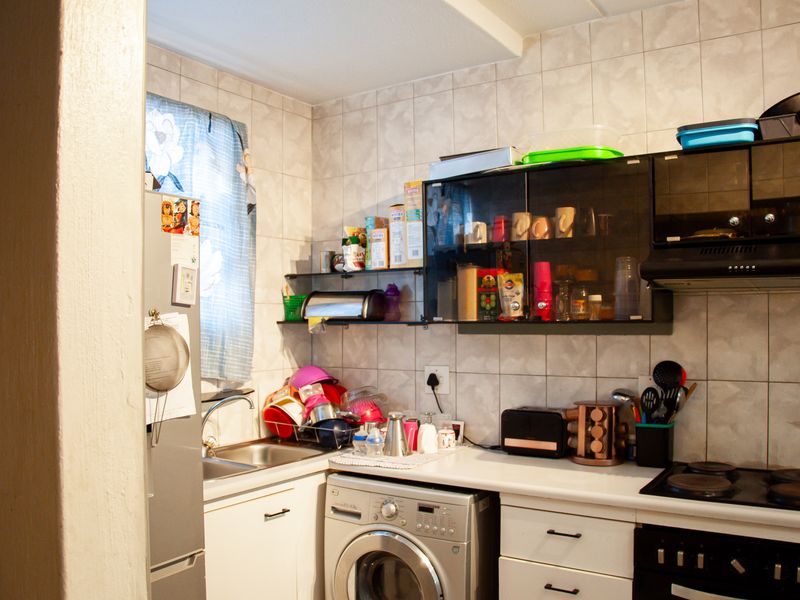 Attractive Ground Floor Apartment in Sunset Valley Complex. - Photo 3