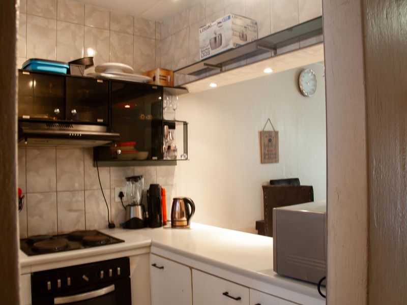 Attractive Ground Floor Apartment in Sunset Valley Complex. - Photo 4