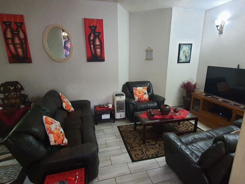 Just Listed! x3 bed Duplex in Meerensee - Photo 4