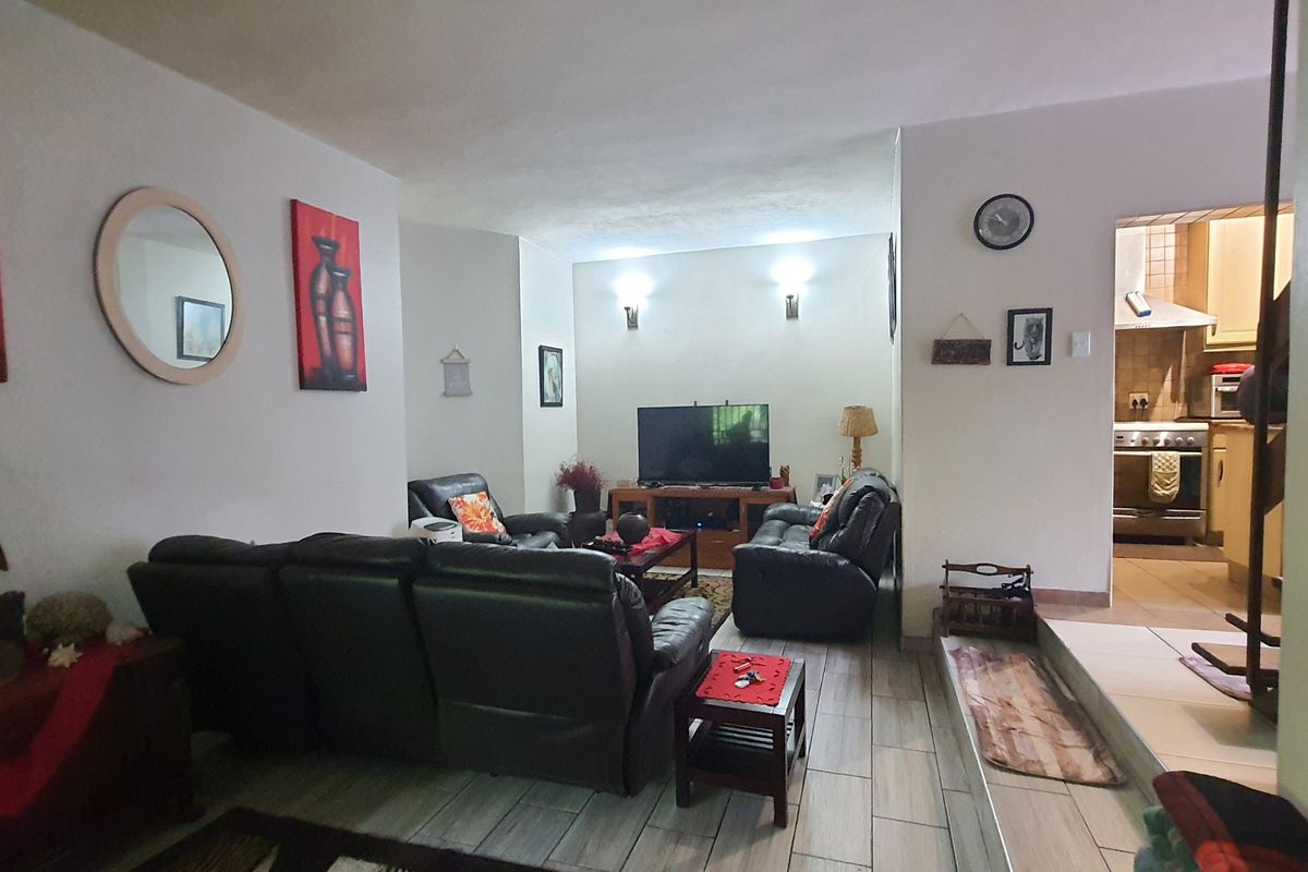 Just Listed! x3 bed Duplex in Meerensee - Photo 5