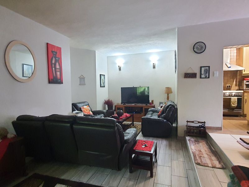 Just Listed! x3 bed Duplex in Meerensee - Photo 5