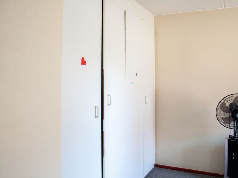 Bright and airy ground floor apartment in Sunset Close  complex. - Photo 8