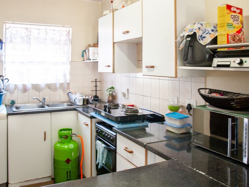 Bright and airy ground floor apartment in Sunset Close  complex. - Photo 4