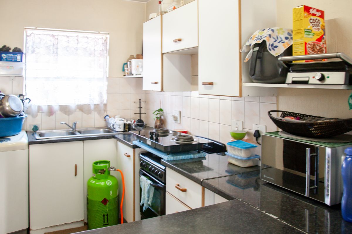 Bright and airy ground floor apartment in Sunset Close  complex. - Photo 4