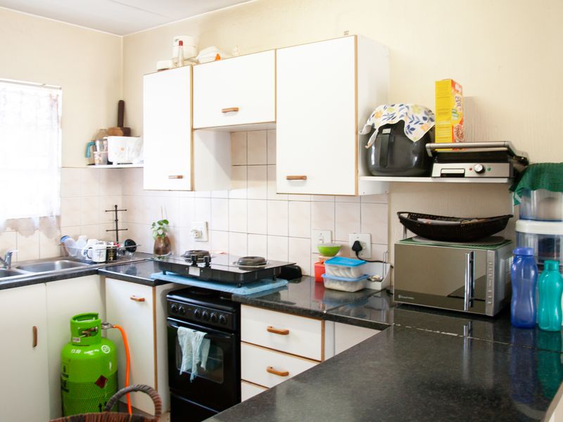 Bright and airy ground floor apartment in Sunset Close  complex. - Photo 3