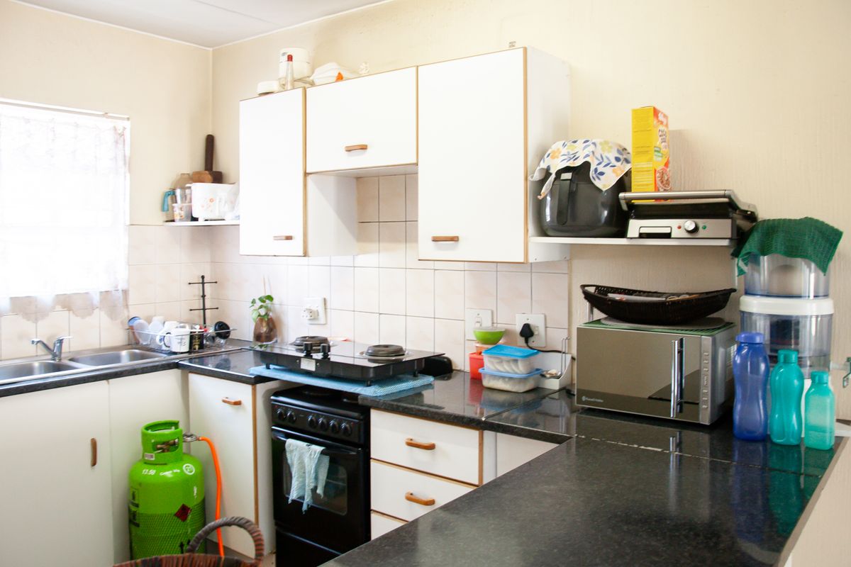 Bright and airy ground floor apartment in Sunset Close  complex. - Photo 3