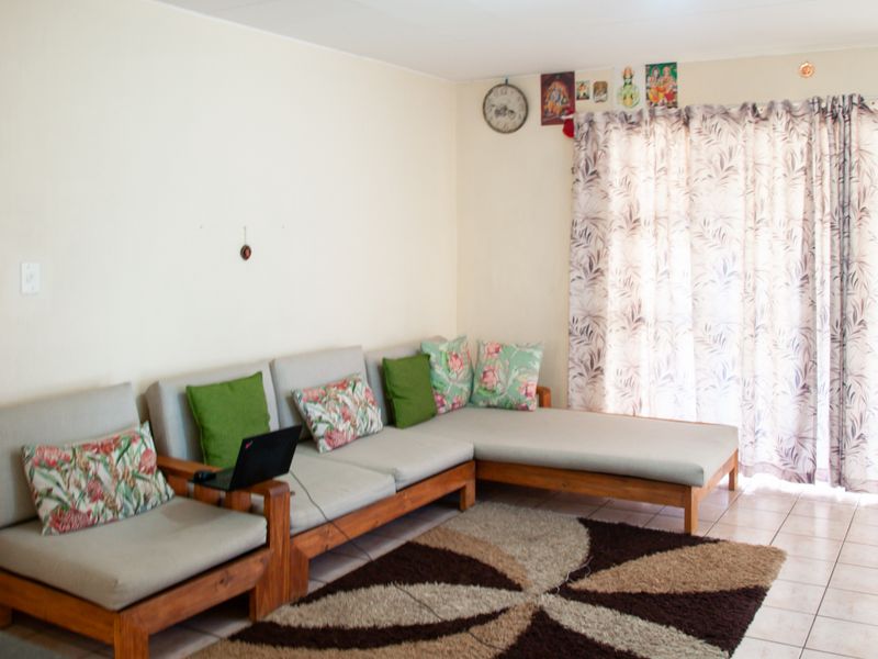 Bright and airy ground floor apartment in Sunset Close  complex. - Photo 2