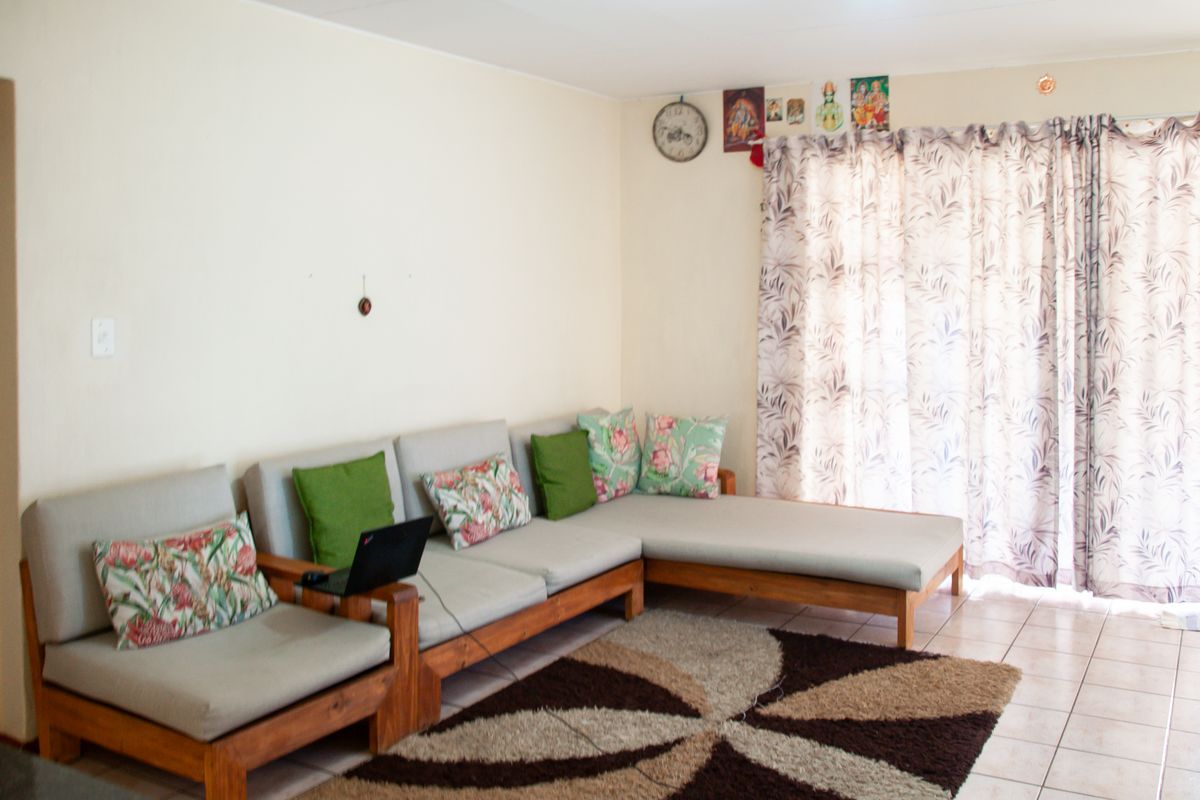 Bright and airy ground floor apartment in Sunset Close  complex. - Photo 2