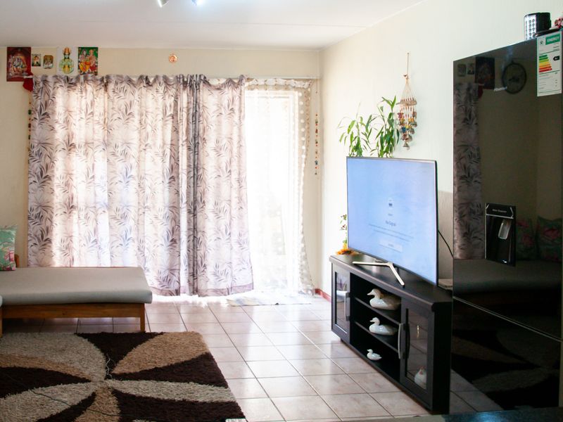 Bright and airy ground floor apartment in Sunset Close  complex. - Photo 5