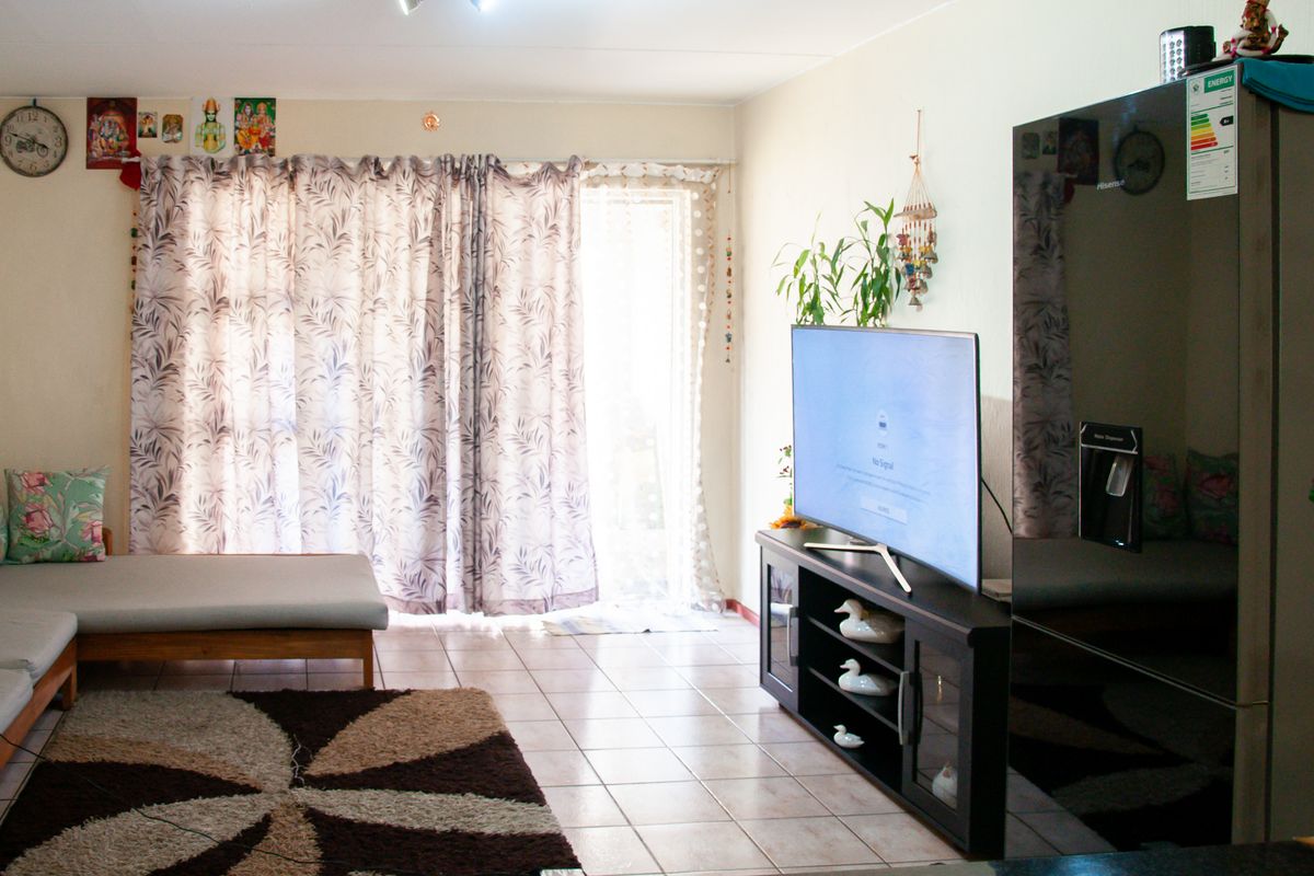 Bright and airy ground floor apartment in Sunset Close  complex. - Photo 5
