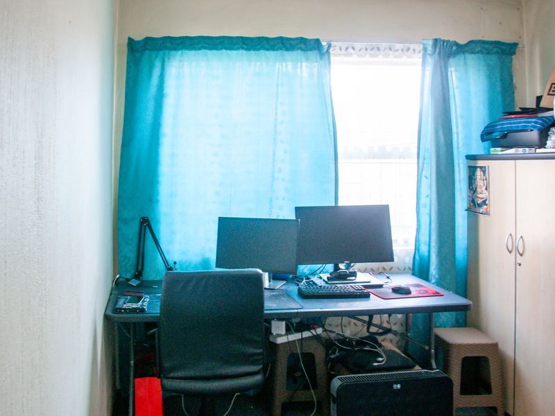 Bright and airy ground floor apartment in Sunset Close  complex. - Photo 10