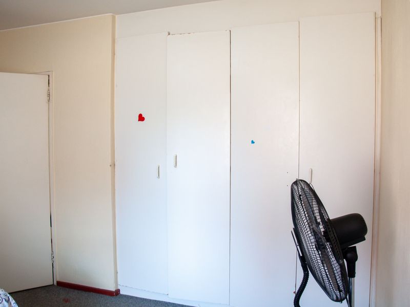 Bright and airy ground floor apartment in Sunset Close  complex. - Photo 9