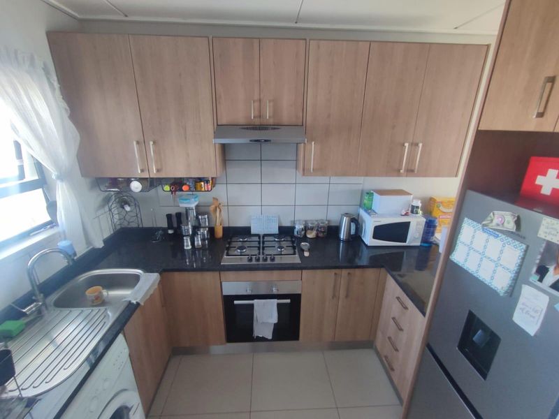 Secure 2 bedroom duplex for rent - Photo 5
