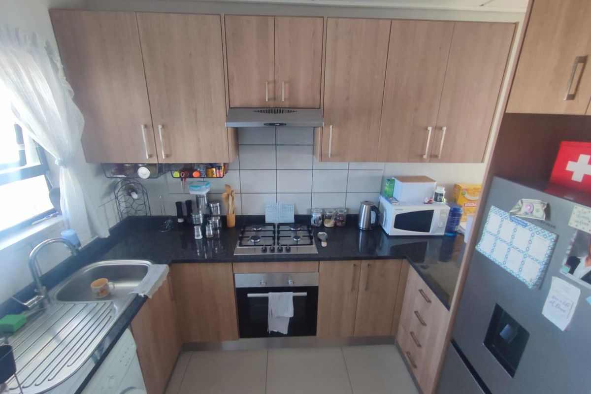 Secure 2 bedroom duplex for rent - Photo 5