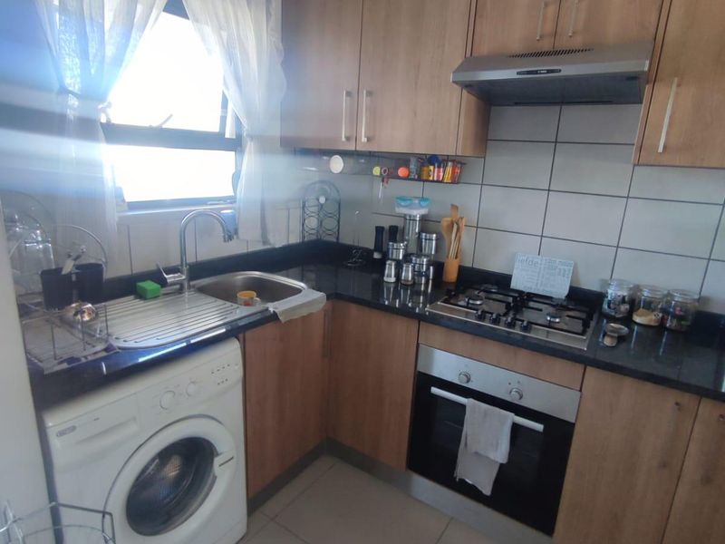 Secure 2 bedroom duplex for rent - Photo 4