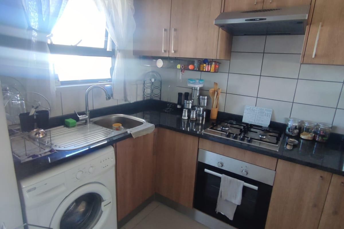 Secure 2 bedroom duplex for rent - Photo 4