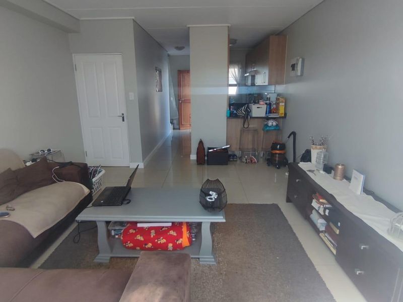 Secure 2 bedroom duplex for rent - Photo 3
