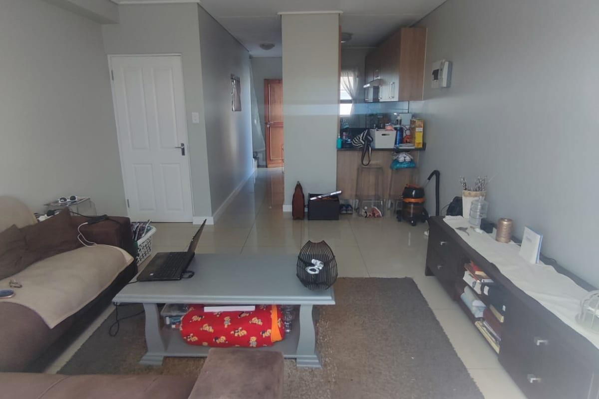 Secure 2 bedroom duplex for rent - Photo 3