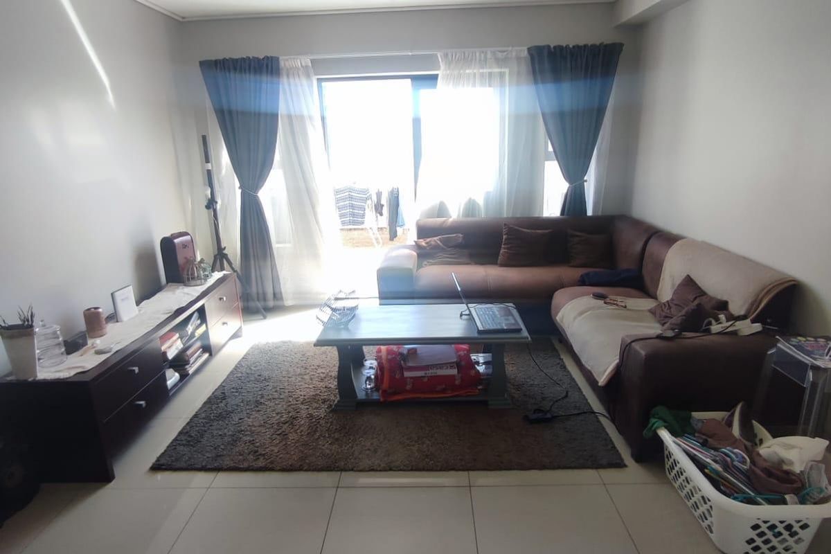 Secure 2 bedroom duplex for rent - Photo 2
