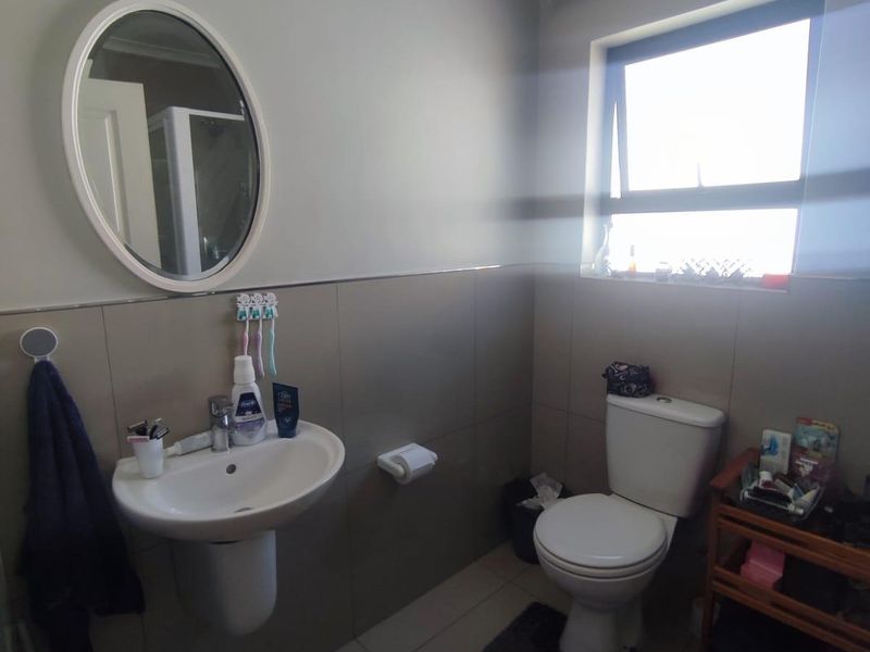 Secure 2 bedroom duplex for rent - Photo 9