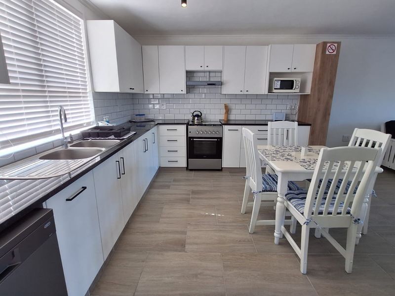 Charming Townhouse - Photo 8