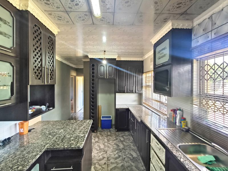 Spacious Three-Bedroom Home for Rent in Wild en Weide - Photo 4