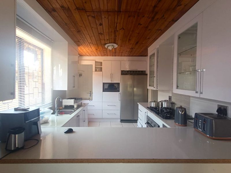 Modern Comfort Meets Tranquility in Birdswood – Your Dream Home Awaits! - Photo 3