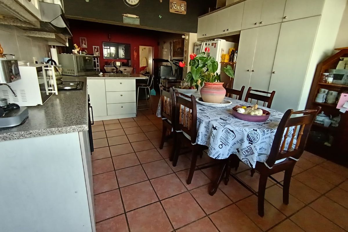 Super big erf for another cottage PLUS pool and income generating flatlets - Photo 4