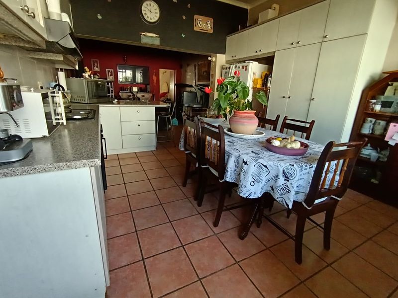 Super big erf for another cottage PLUS pool and income generating flatlets - Photo 4