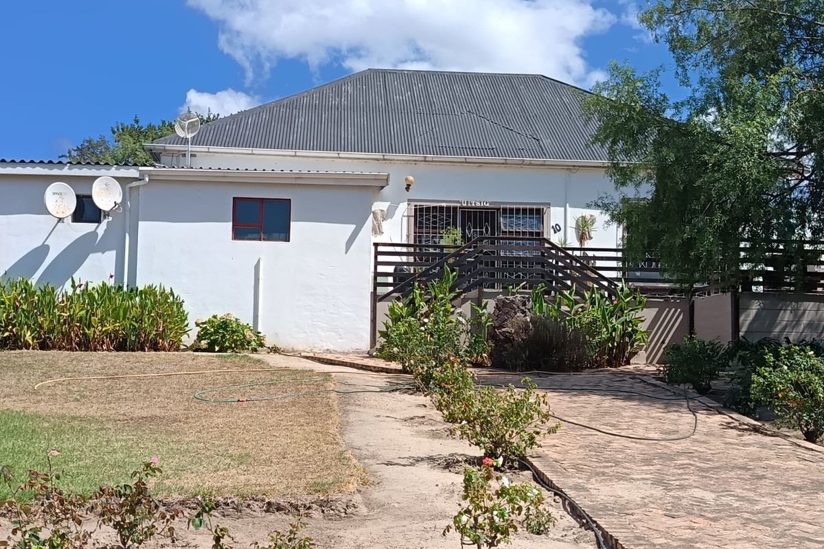 Super big erf for another cottage PLUS pool and income generating flatlets - Photo 2