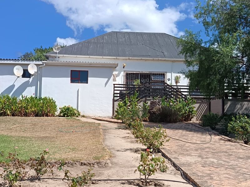 Super big erf for another cottage PLUS pool and income generating flatlets - Photo 2