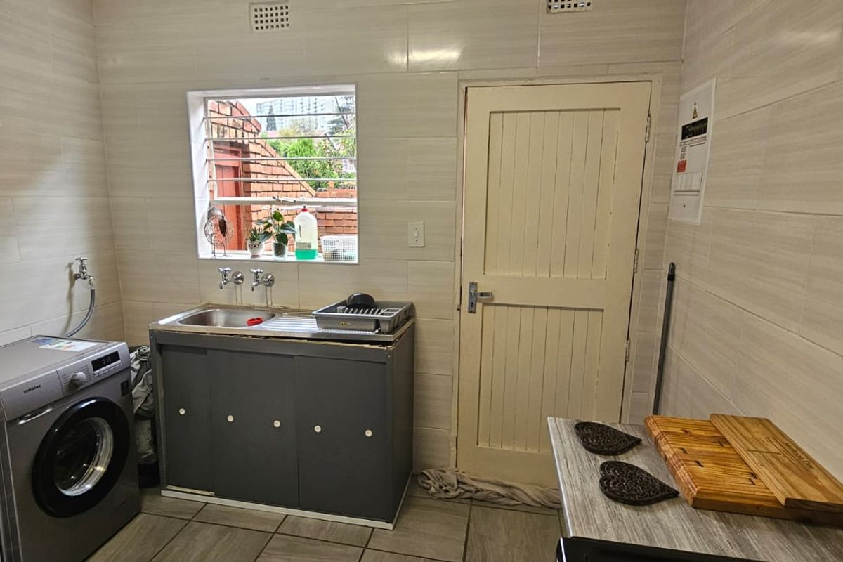 Say Hello To A Good Home! Pet Friendly! - Photo 3