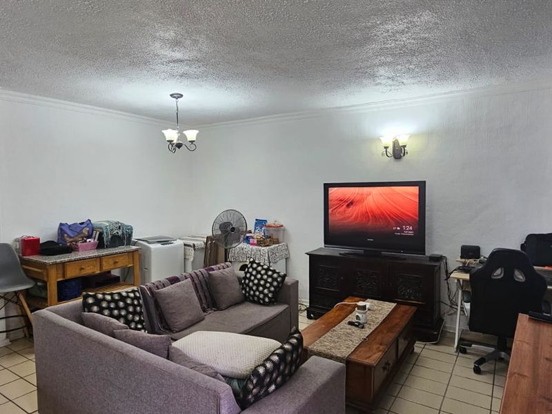 Say Hello To A Good Home! Pet Friendly! - Photo 4