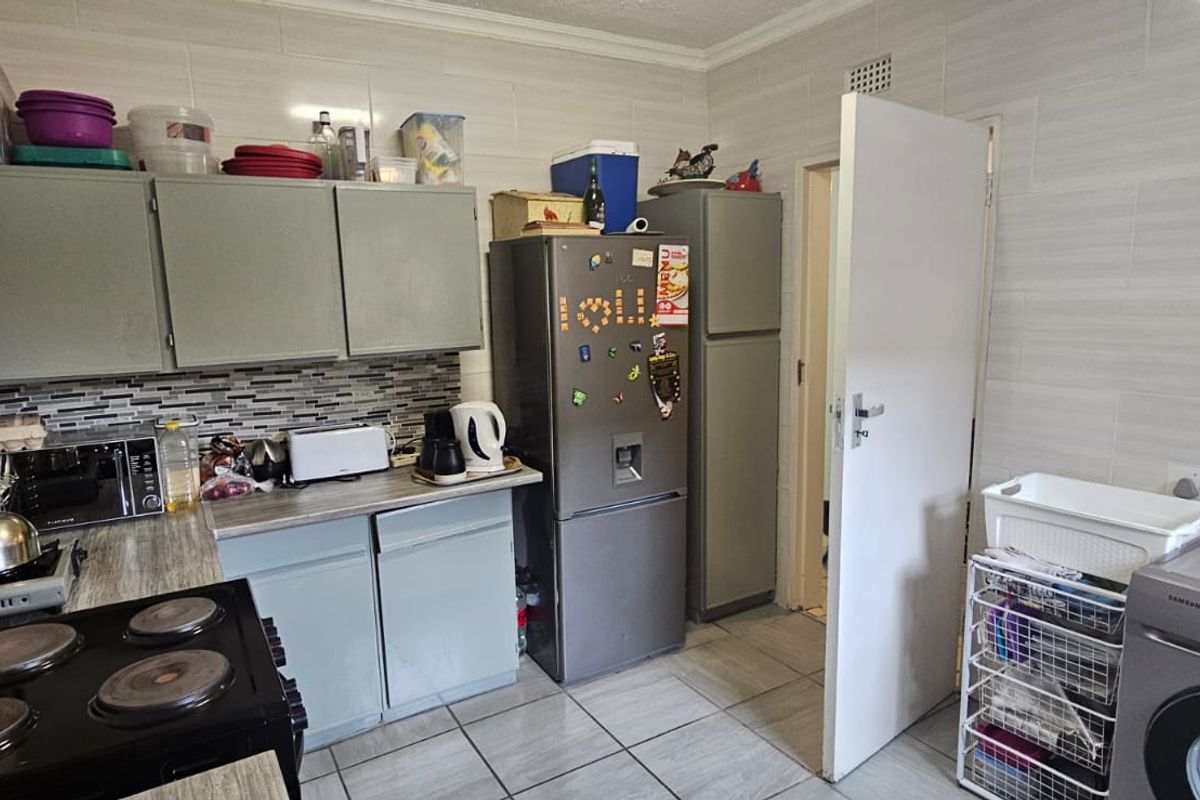 Say Hello To A Good Home! Pet Friendly! - Photo 2