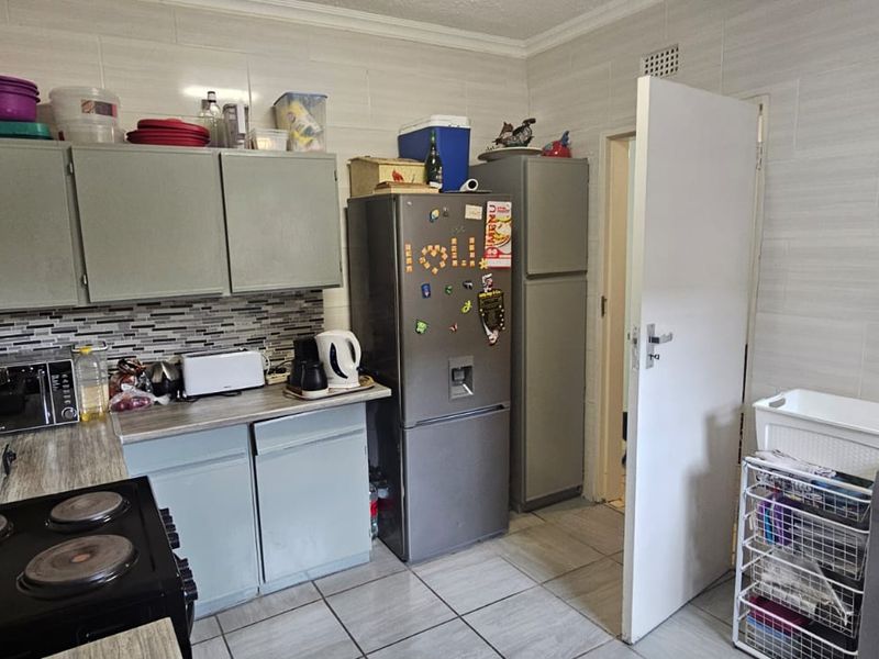 Say Hello To A Good Home! Pet Friendly! - Photo 2