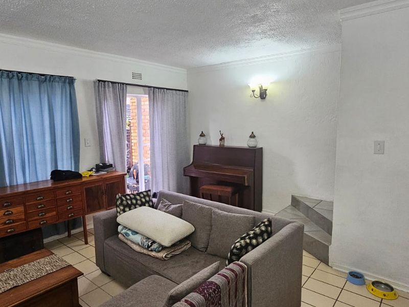 Say Hello To A Good Home! Pet Friendly! - Photo 5