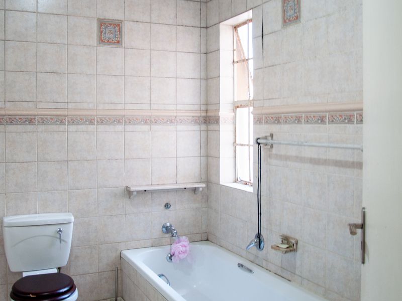 Attractive Second Floor Apartment in Eton Close Complex - Photo 7