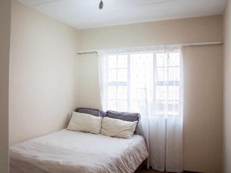 Attractive Second Floor Apartment in Eton Close Complex - Photo 8