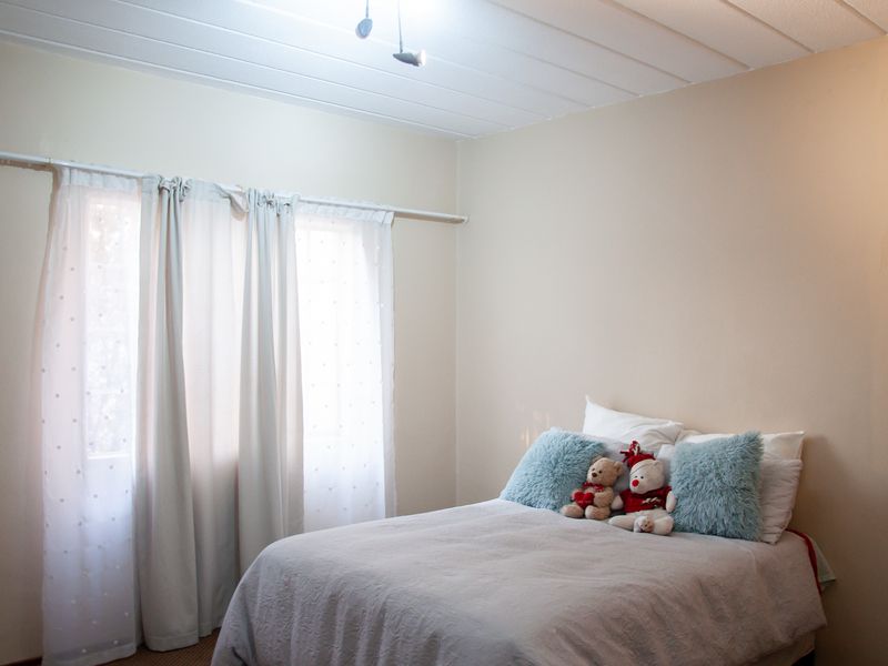 Attractive Second Floor Apartment in Eton Close Complex - Photo 4