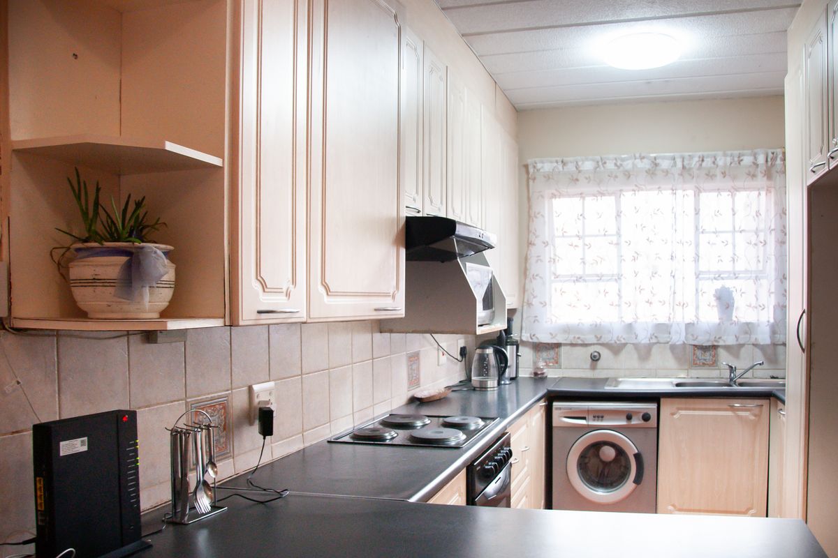 Attractive Second Floor Apartment in Eton Close Complex - Photo 2