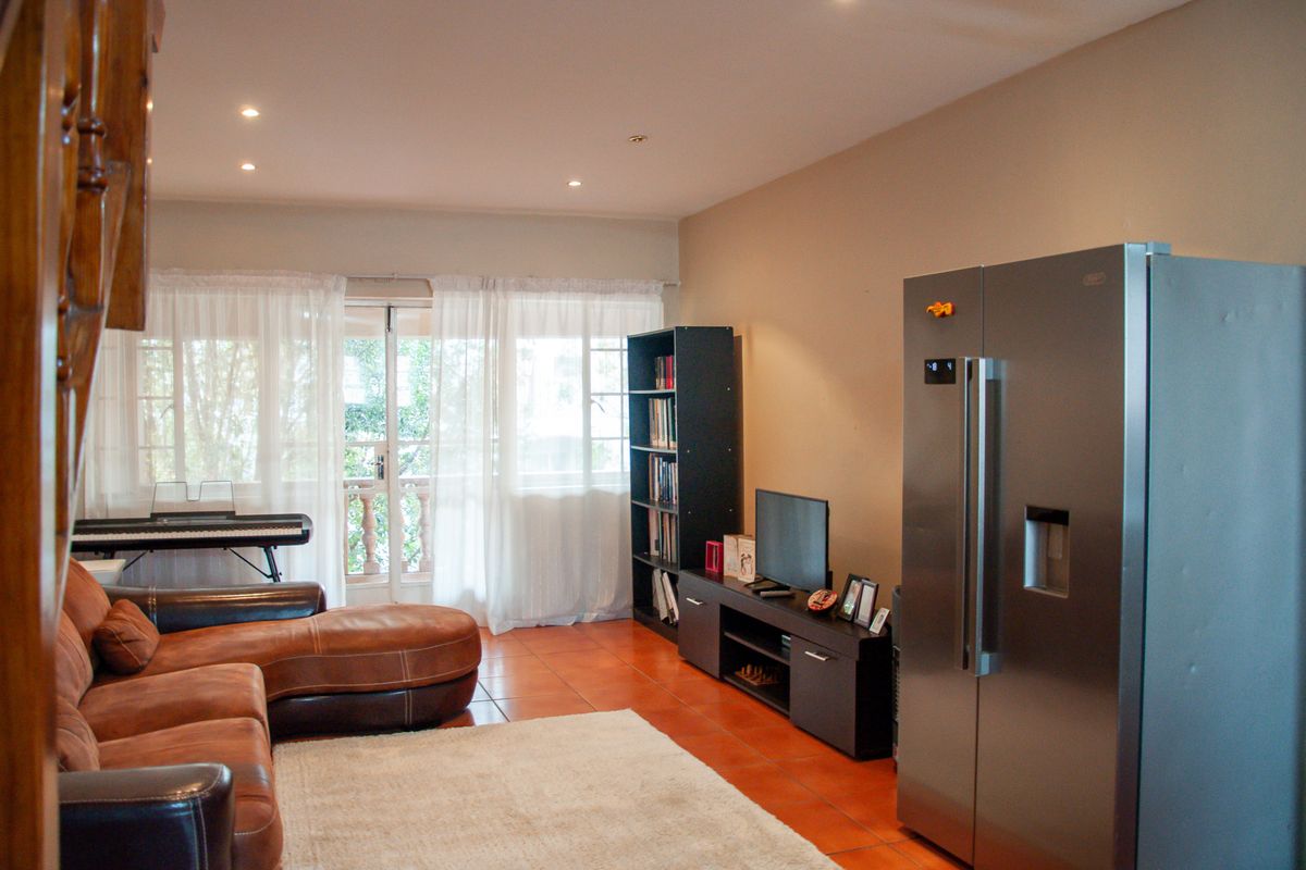 Attractive Second Floor Apartment in Eton Close Complex - Photo 3