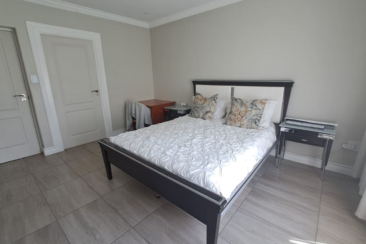 Stunning home in Blue Valley Golf Estate, Centurion—luxury living with scenic views awaits - Photo 5