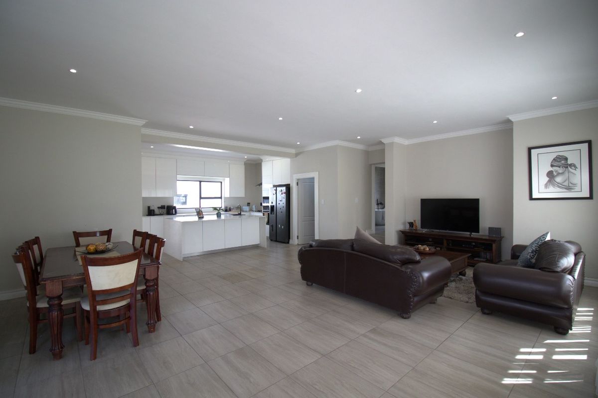 Stunning home in Blue Valley Golf Estate, Centurion—luxury living with scenic views awaits - Photo 2