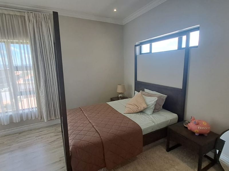 Stunning home in Blue Valley Golf Estate, Centurion—luxury living with scenic views awaits - Photo 8