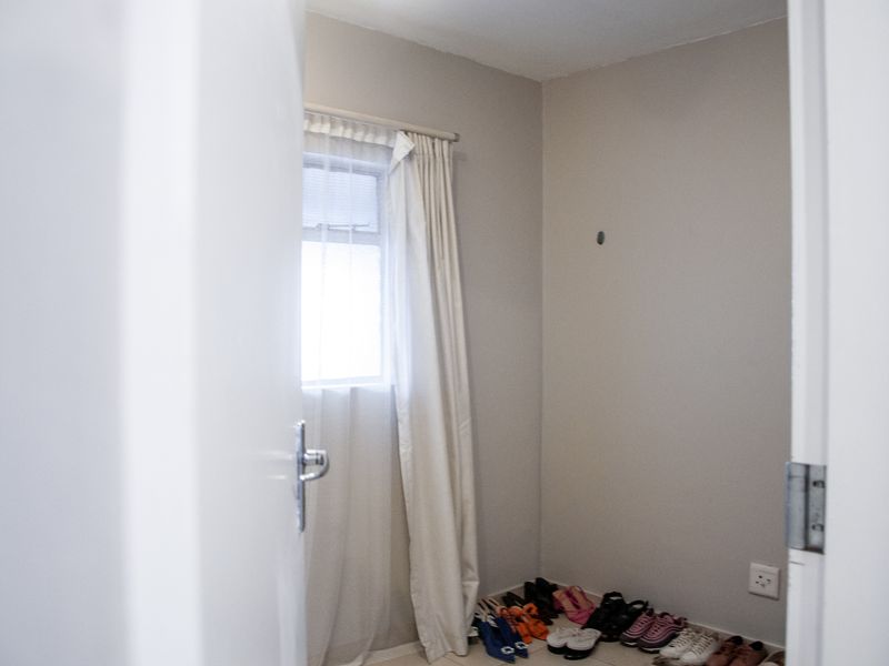 A Beautiful second Floor Apartment in Secure Bel Aire Complex. - Photo 7