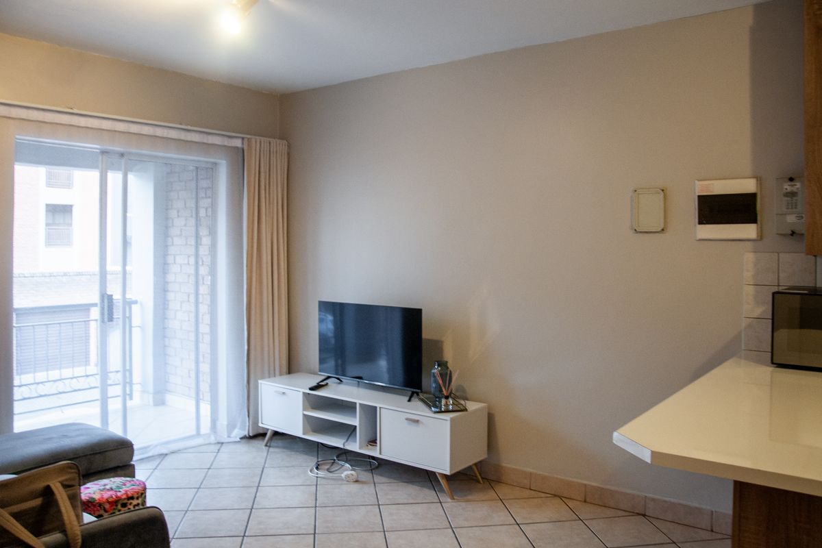 A Beautiful second Floor Apartment in Secure Bel Aire Complex. - Photo 5