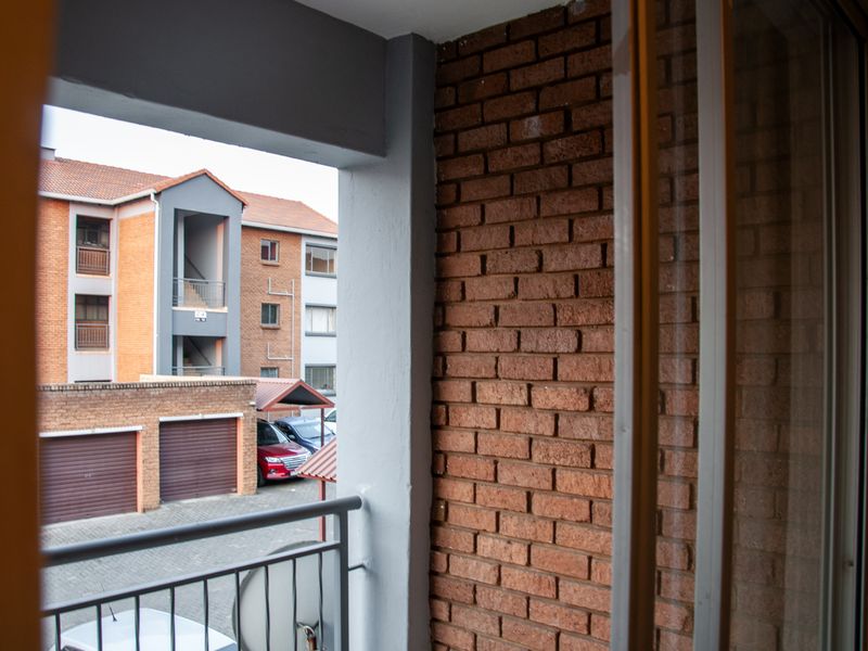 A Beautiful second Floor Apartment in Secure Bel Aire Complex. - Photo 4