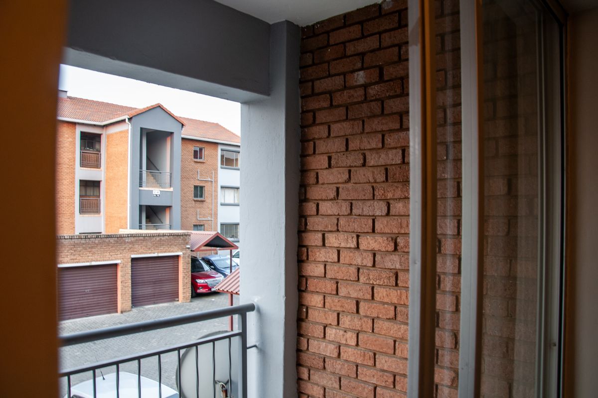 A Beautiful second Floor Apartment in Secure Bel Aire Complex. - Photo 4